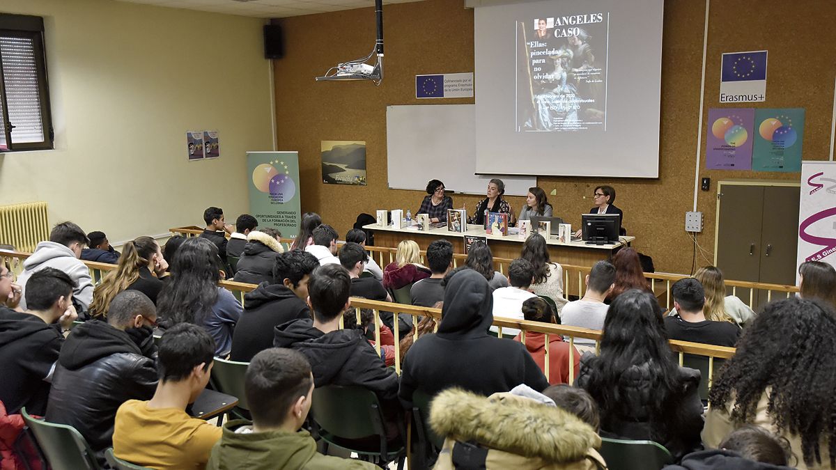 La escritora Ángeles Caso durante la charla impartida este viernes a los alumnos del IES Giner de los Ríos. | SAÚL ARÉN