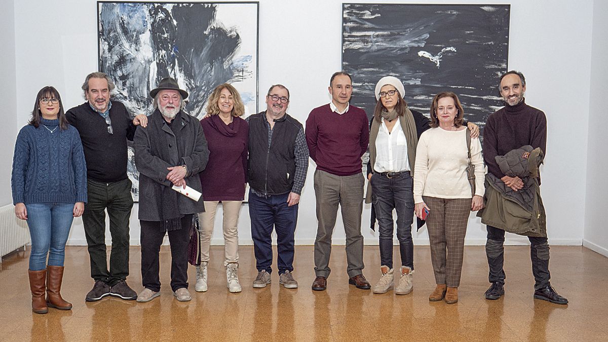 Algunos artistas con la comisaria Rosa Mª Olmos, Luis García, y representantes de la Universidad de León. | VICENTE GARCÍA