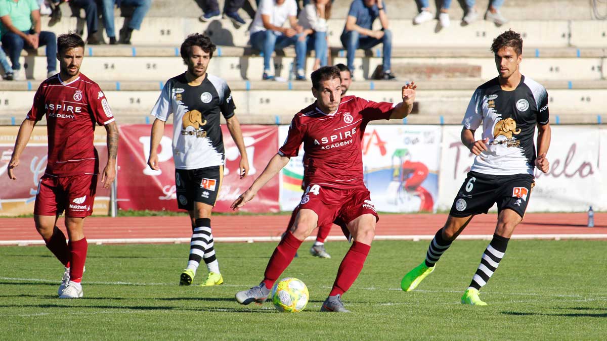 Castañeda da un pase ante la mirada de Javi Navas. | TRIBUNA SALAMANCA