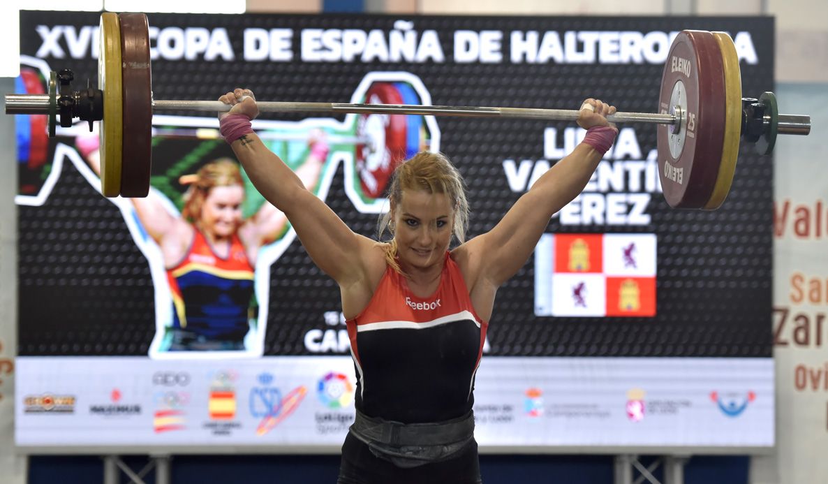 Lydia Valentín, durante la Copa de España de halterofilia ayer en Camponaraya. | SAÚL ARÉN
