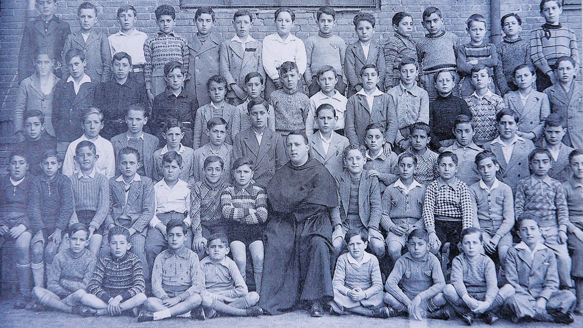 El pequeño Miguel (primero de la tercera fila por la izquierda) en la clase preparatoria de ingreso en Bachillerato y sus padres, Nicolás y Anunciación.