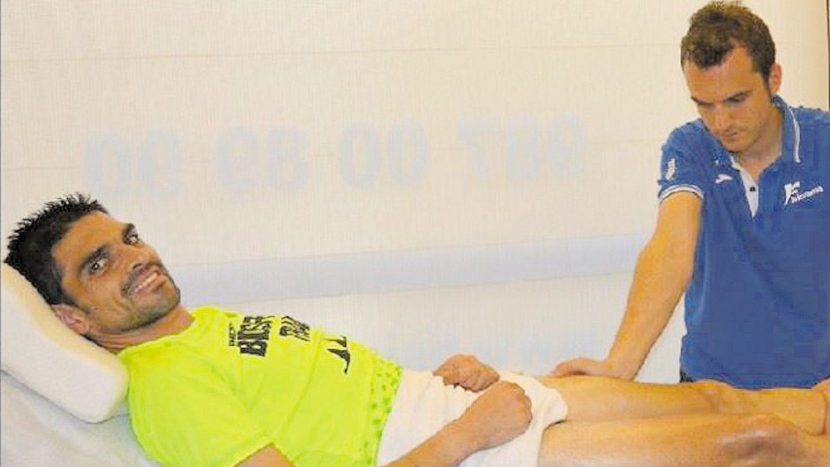 Carlos Justel, de Fisiorama, trabajando con el atleta leonés Rubén Mediavilla.