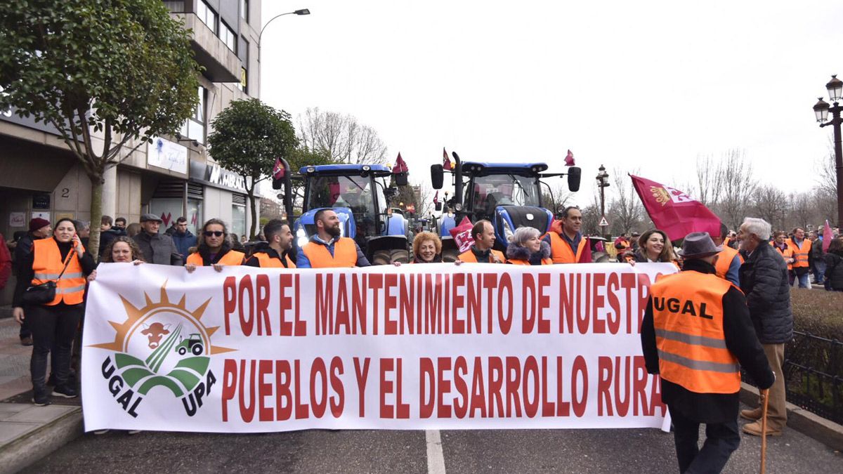 Los tractores, en el parking del Reino de León. | SAÚL ARÉN Los tractores, en el parking del Reino de León. | SAÚL ARÉN