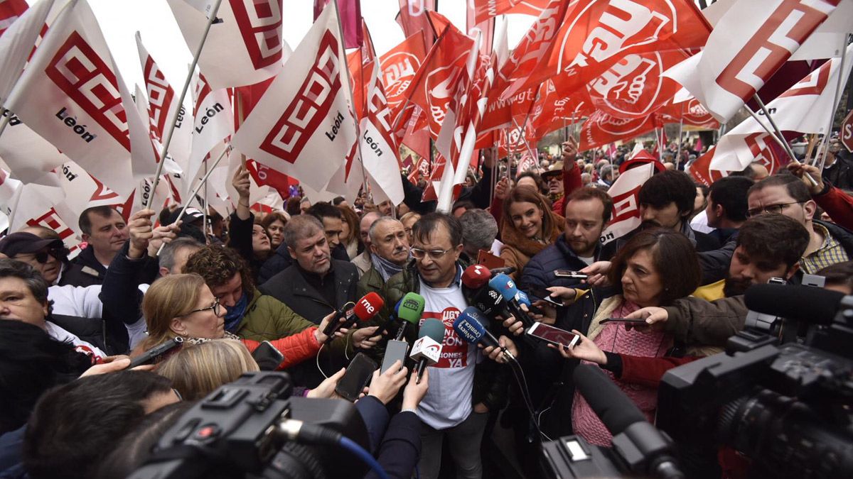 Los líderes sindicales atienden a los medios de comunicación al inicio de la manifestación de la capital. | SAÚL ARÉN