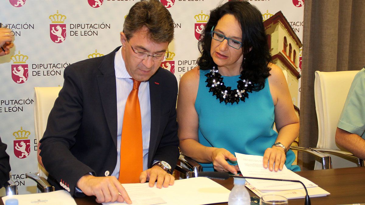 Juan Martínez Majo y Teresa Mata durante la rueda de prensa en el Palacio de los Guzmanes. | ICAL