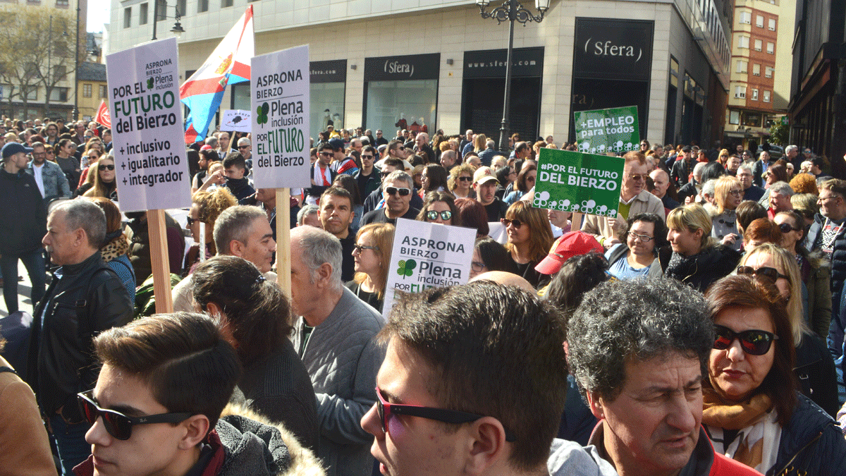 Manifestantes de Aaprona Bierzo, reclamando un futuro para el Bierzo, pero inclusivo e integrador. | D.M.