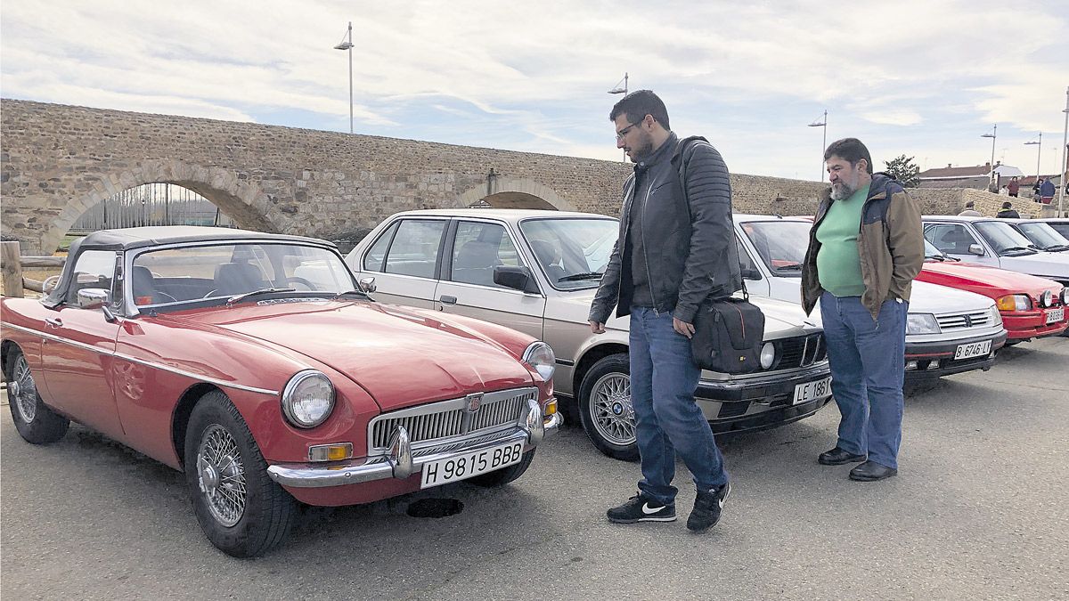 Los coches se exhibieron bajo el puente de Hospital. | PATRICIA FERRERO