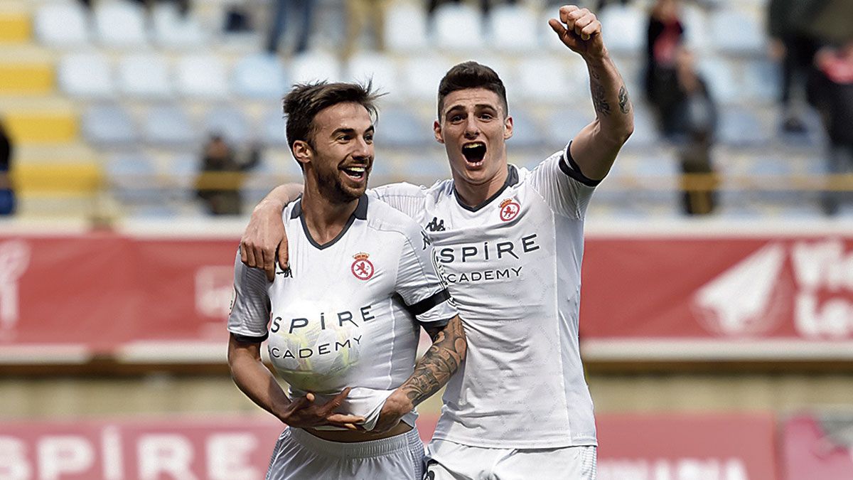 Sergio Marcos festeja junto a Montes el único gol del partido. | SAÚL ARÉN