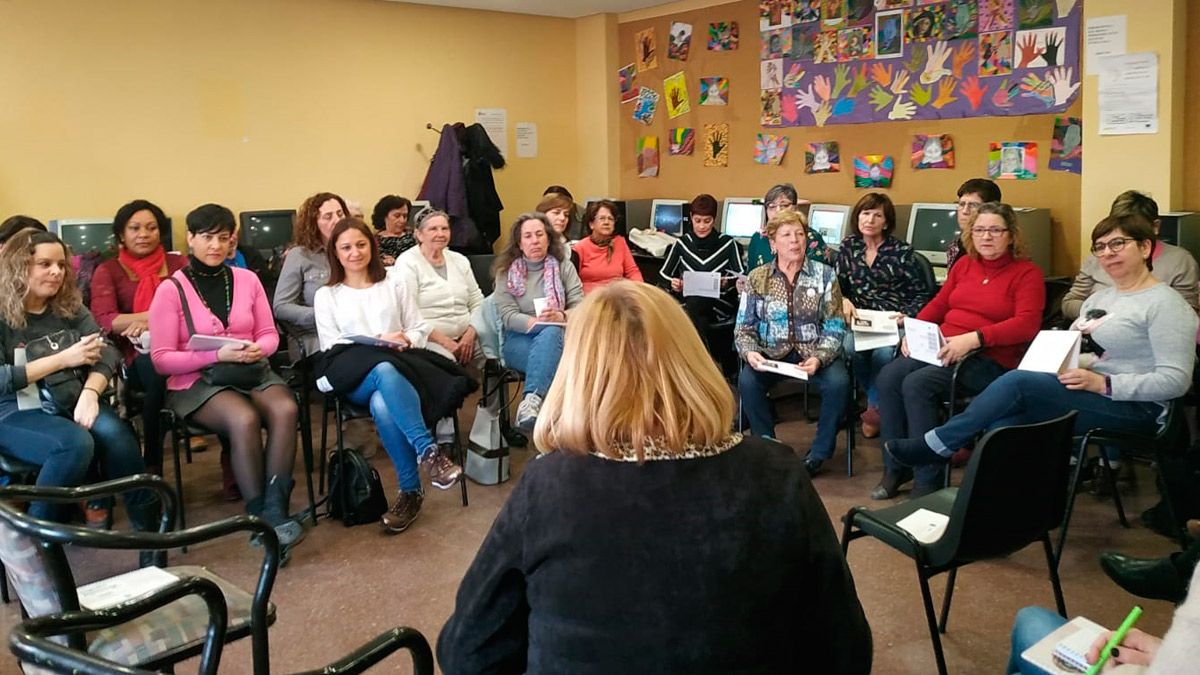Un instante de la presentación en la Casa de la Cultura de Navatejera del calendaio 'Mujeres políticas en León'. | L.N.C.