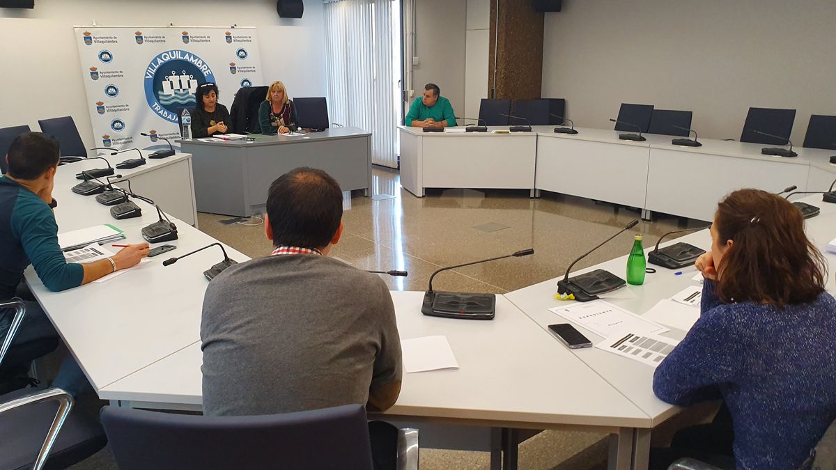 Una de las reuniones iniciales para el plan de igualdad. | L.N.C. Una de las reuniones iniciales para el plan de igualdad. | L.N.C.