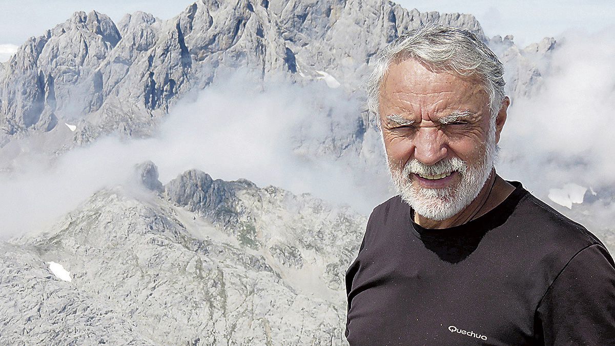 El montañero leonés ha recibido el premio nacional de literatura de montaña de la asociación Cuenta Montes.