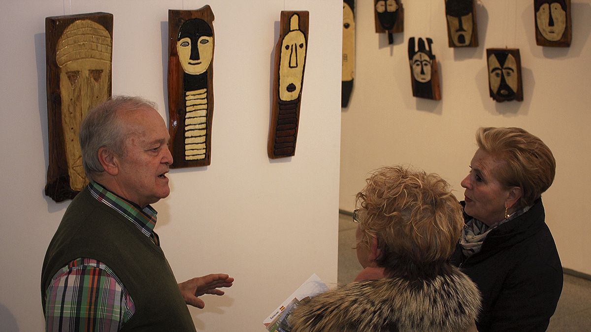 Un momento de la visita guiada por la exposición de máscaras de la tribu fang inaugurada el sábado en el Museo Etnográfico de Mansilla de las Mulas.