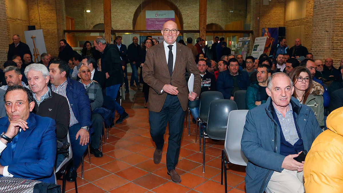 El consejero Jesús Julio Carnero este martes a Sahagún donde le esperaba un auditorio a rebosar. | ICAL