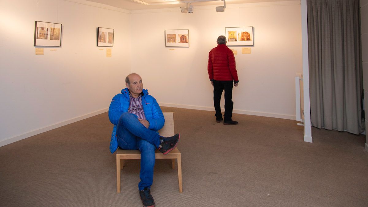 Jesús GG o Jesús el de Villadangos, en la sala de exposiciones de Santa María del Páramo donde expone sus retablos. | L.N.C.