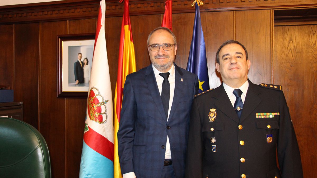 Recepción del alcalde al comisario en Ponferrada.