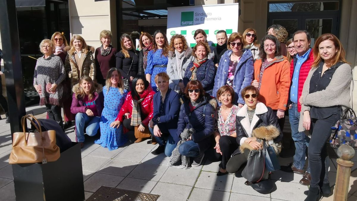 Algunos de los profesionales becados por Satse, este miércoles en la sede del sindicato. | L.N.C.