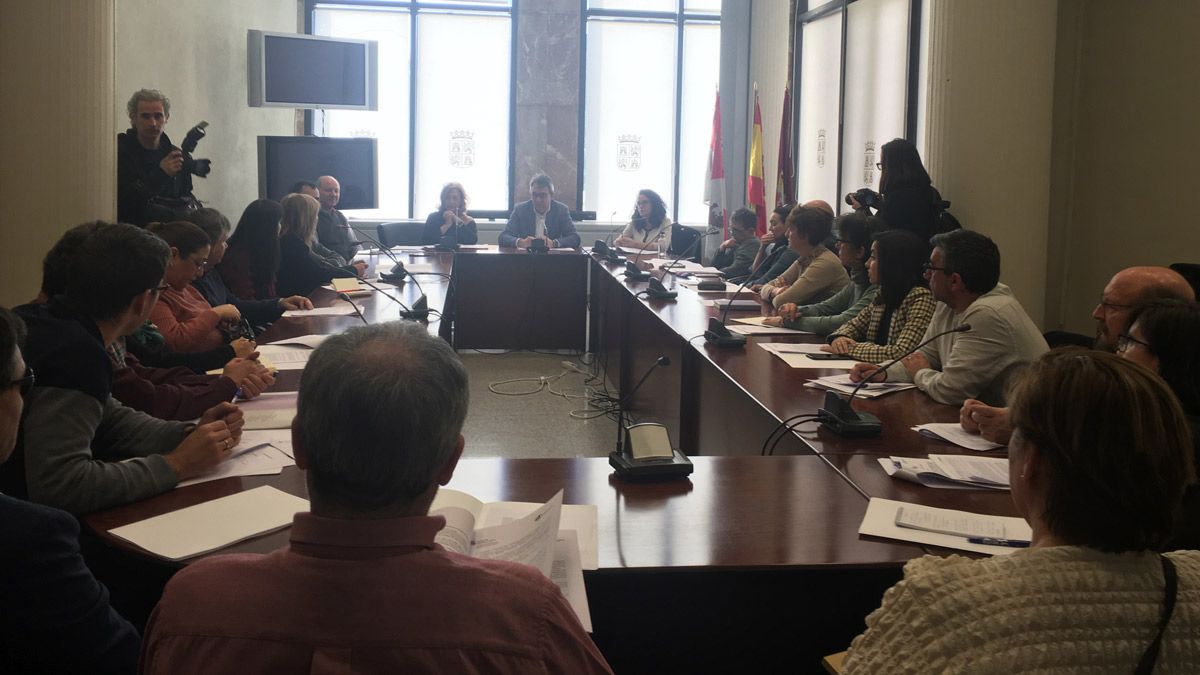 El delegado de la Junta en León, Juan Martínez Majo, se reunió este miércoles con representantes de 19 asociaciones. | L.N.C.