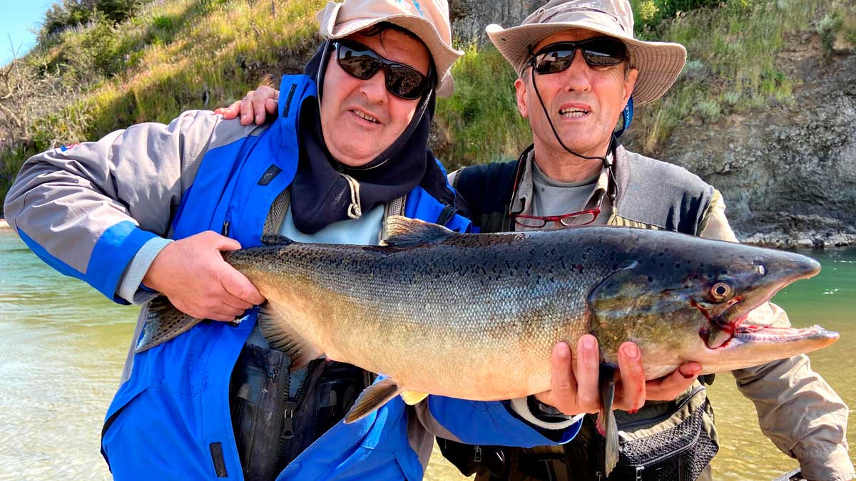 Jose Luis y Guti mostrando una de sus capturas, un salmón Chinook . | R.P.N.