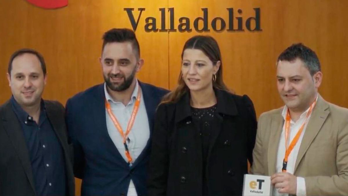Un momento de la entrega del premio, con Diego Mediavilla (segundo por la izquierda), y Héctor Rubio, primero por la derecha. | L.N.C. Un momento de la entrega del premio, con Diego Mediavilla (segundo por la izquierda), y Héctor Rubio, primero por la derecha. | L.N.C.