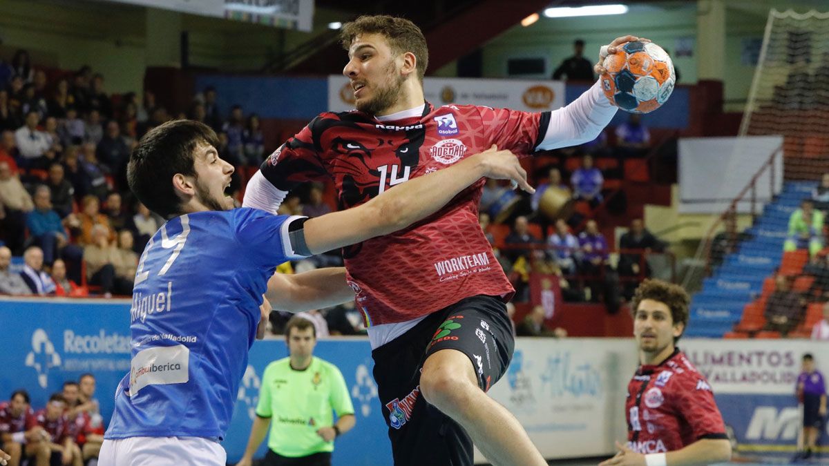 David Fernández, durante el partido en Valladolid. | F. HERAS