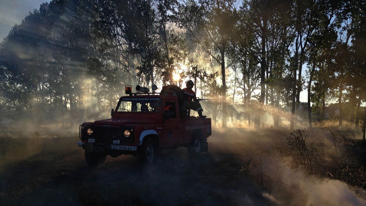 Efectivos de Protección Civil de San Andrés intervienen en un incendio en el municipio.| ICAL