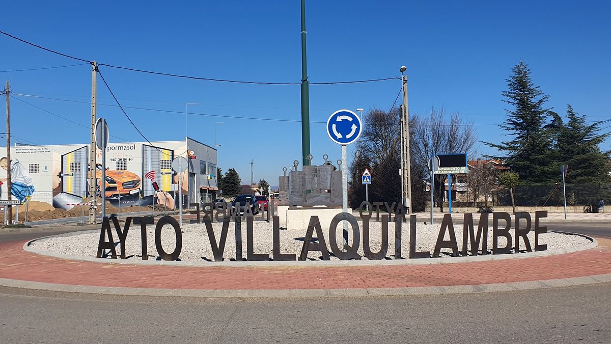 La rotonda en la que se ha colocado el escudo de Villaquilambre y el nombre. | L.N.C.