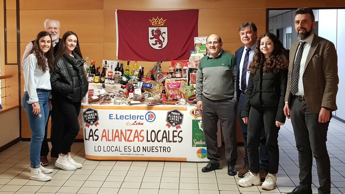 Las alumnas del Colegio Divina Pastora con los participantes de la tertulia. | L.N.C.