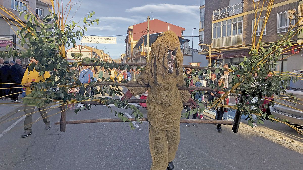 Los antruejos desfilarán por las calles de la localidad este sábado. | P.F. Los antruejos desfilarán por las calles de la localidad este sábado. | P.F.