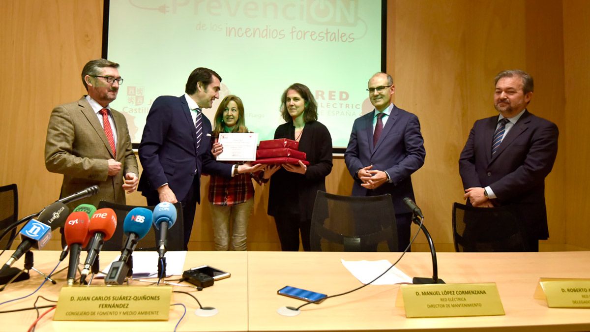 El consejero de Fomento y Medio Ambiente, Juan Carlos Suárez-Quiñones, entrega un obsequio a las profesoras del IES Los Sauces de Benavente. | SAÚL ARÉN