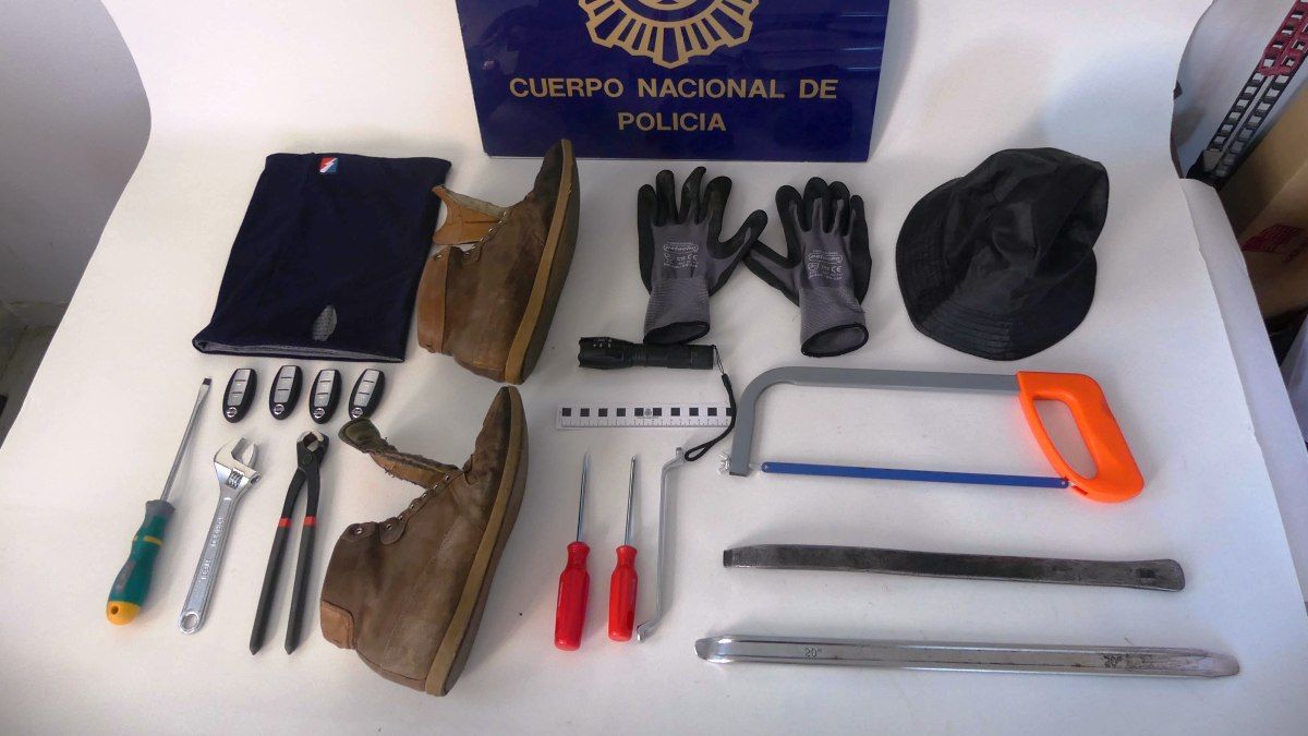 Material que portaba el detenido en una mochila de la que intentó deshacerse. | POLICIA NACIONAL