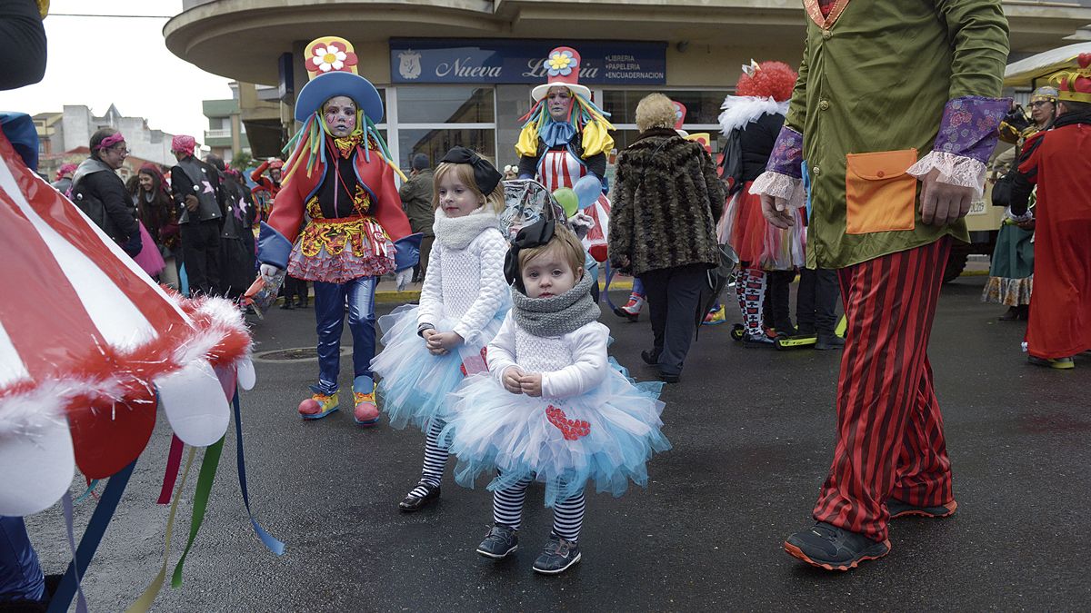 Los niños son la cantera del carnaval bañezano y cada año salen cientos a disfrutar en las calles con sus disfraces. | MAURICIO PEÑA