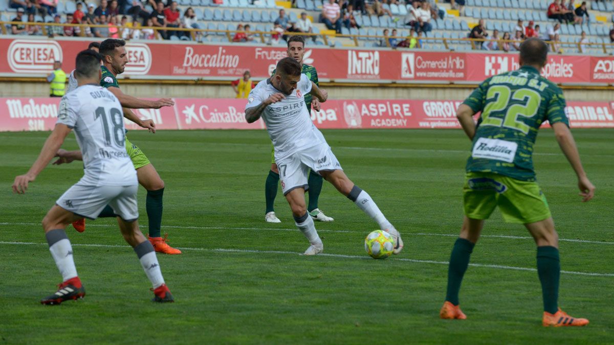 Dioni y Menudo hicieron los goles de la Cultural en el triunfo de la ida ante el Guijuelo (3-1). | MAURICIO PEÑA