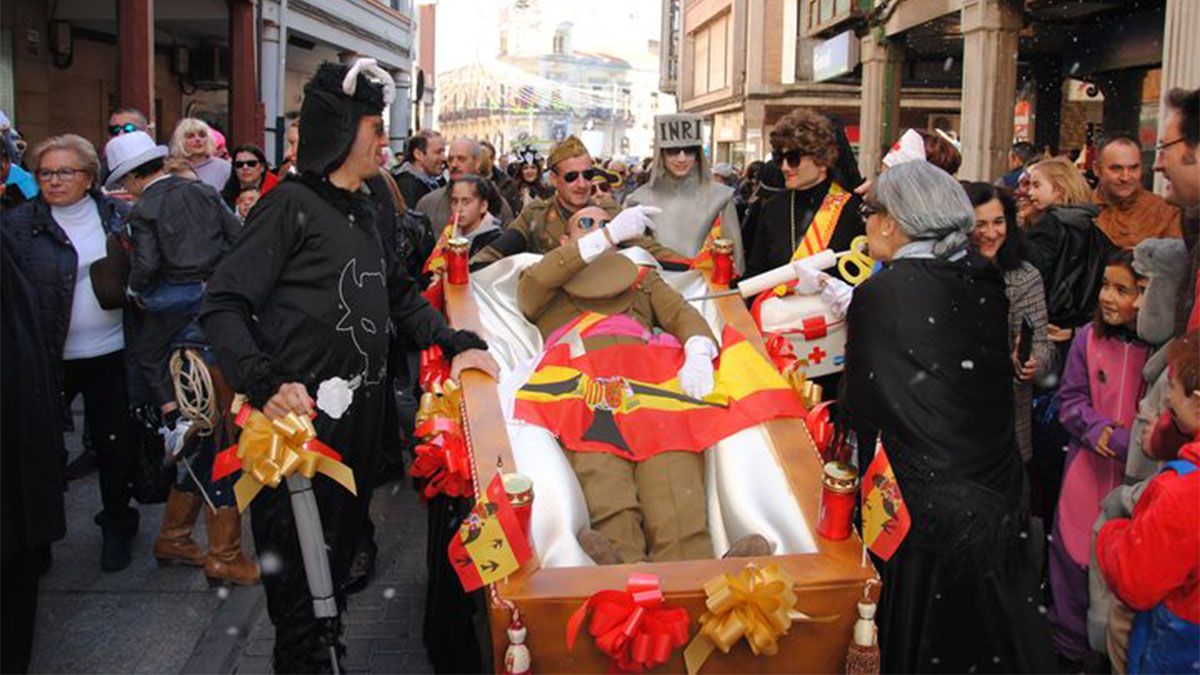 Una de las parodias que se han podido ver por las calles de La Bañeza en la mañana de este sábado. | P.J. Abajo