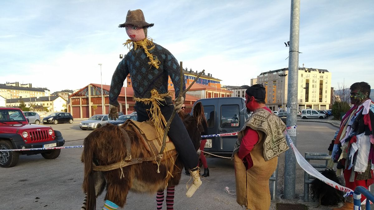 El muñeco de paja viajó sobre el burro hasta acabar en la hoguera. | M.I.