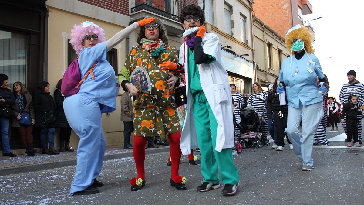 Contracciones, sudores... El Carnaval parió un gran desfile en Santa María. | T.G.