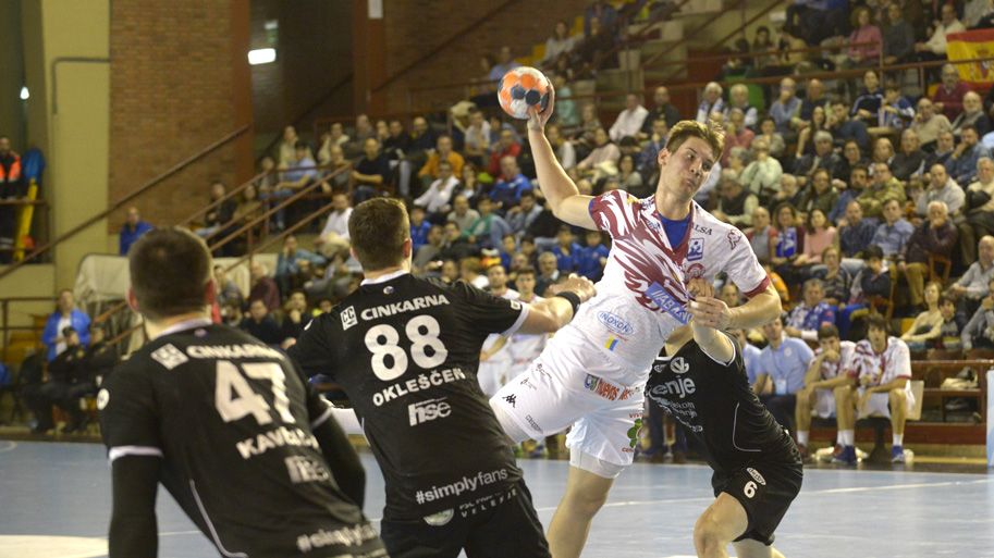 Lucin se dispone a lanzar a portería agarrado por el defensor del Gorenje. | MAURICIO PEÑA