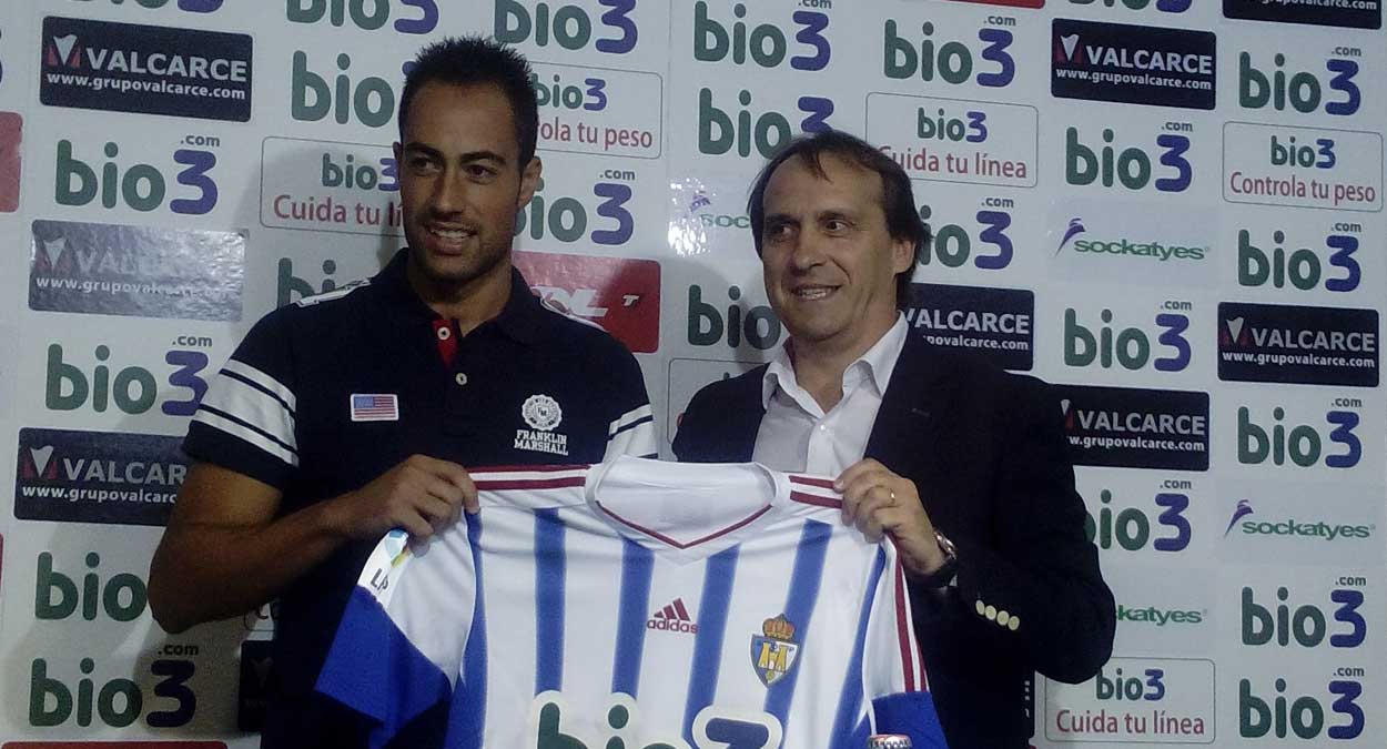 Lolo Pavón presentado como nuevo jugador blanquiazul junto al directo deportivo Carlos Lasheras. | A . VEGA