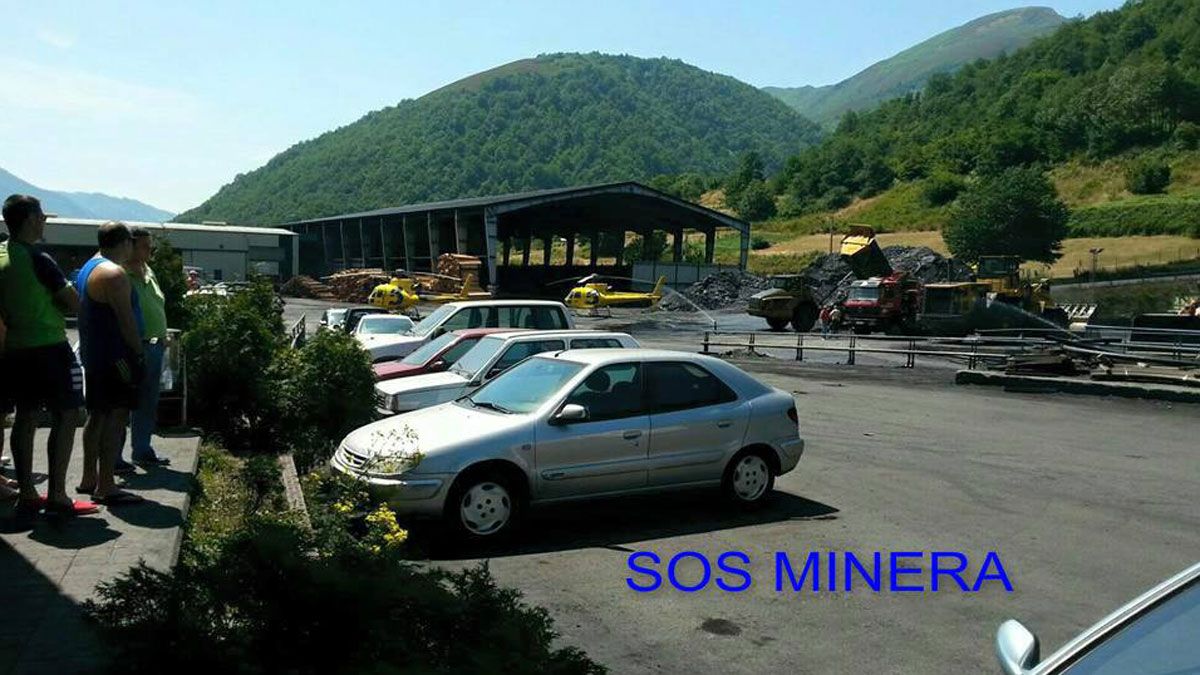 Imagen de la bocamina en la que se encuentran varios servicios de emergencia. | FACEBOOK SOS MINERÍA Imagen de la bocamina en la que se encuentran varios servicios de emergencia. | FACEBOOK SOS MINERÍA