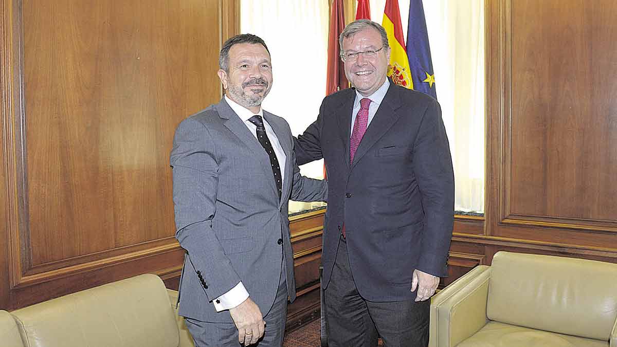 El director del Incibe, Miguel Rego, y el alcalde de León, Antonio Silván, durante la reunión de este miércoles. | MAURICIO PEÑA