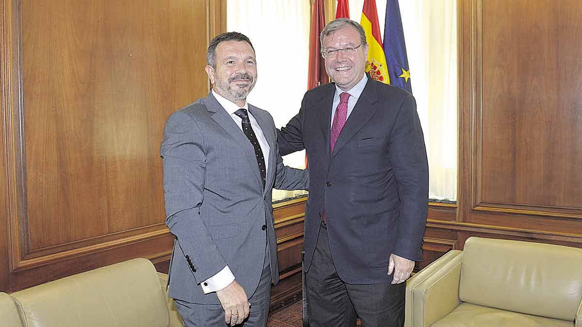 El director del Incibe, Miguel Rego, y el alcalde de León, Antonio Silván, durante la reunión de este miércoles. | MAURICIO PEÑA El director del Incibe, Miguel Rego, y el alcalde de León, Antonio Silván, durante la reunión de este miércoles. | MAURICIO PEÑA