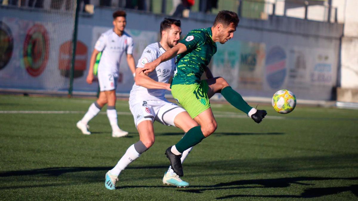 Pablo Espina, defendido en la imagen por Rodas, fue el gran protagonista con un triplete. | CD GUIJUELO