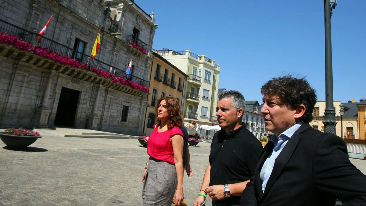Samuel Folgueral, junto a Cristina López Voces y a Santiago Macías, este miércoles frente al ayuntamiento. | César Sánchez (Ical)