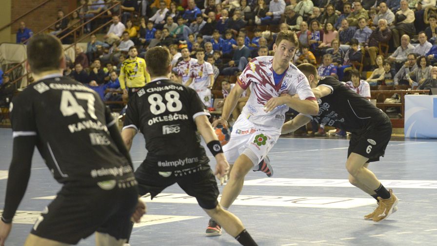 Lucin lanza durante el choque ante el Gorenje. | MAURICIO PEÑA