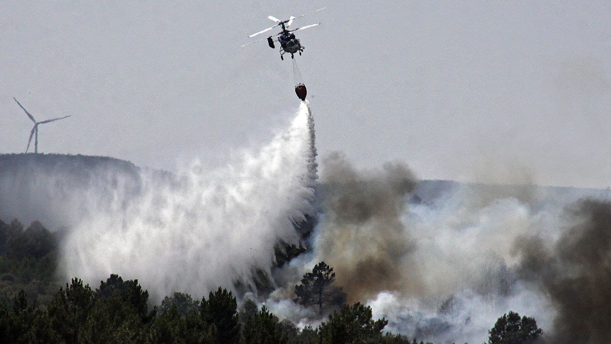 El incendio se dio por extinguido el martes, pero se reactivó ayer con fuerza en una zona diferente. | ICAL