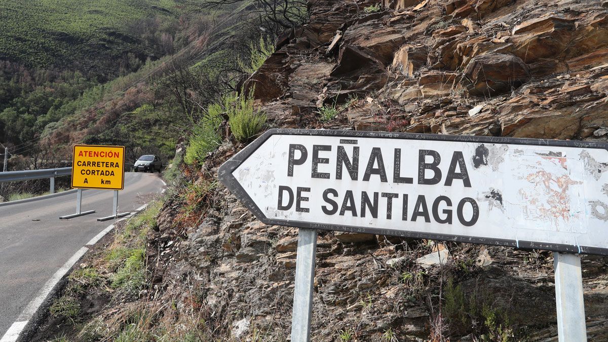 La carretera de Peñalba, en uno de los infinitos cortes que ha sufrido en la última temporada. | L.N.C.