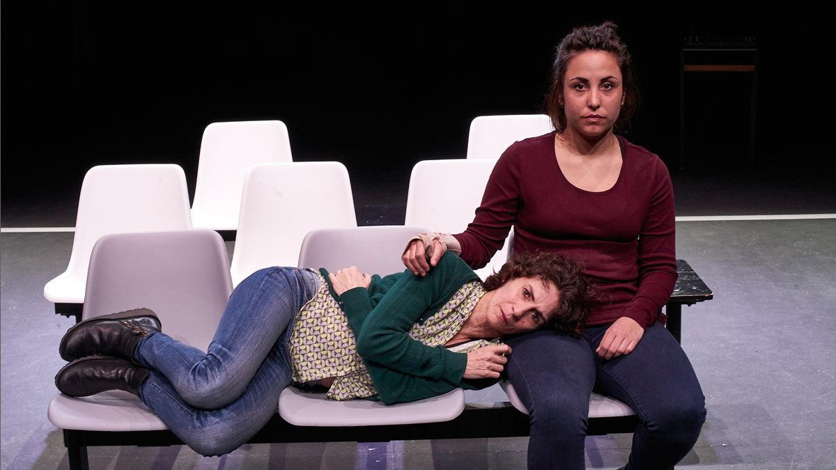 Gema Matarranz y Marta Megías en un momento de la obra de Juan Carlos Rubio ‘La isla’. | HISTRIÓN TEATRO