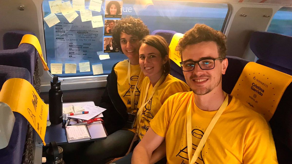 Marcos Candiotto junto a sus dos compañeras en el viaje en tren de 'Imagine Express 2020'. | L.N.C.
