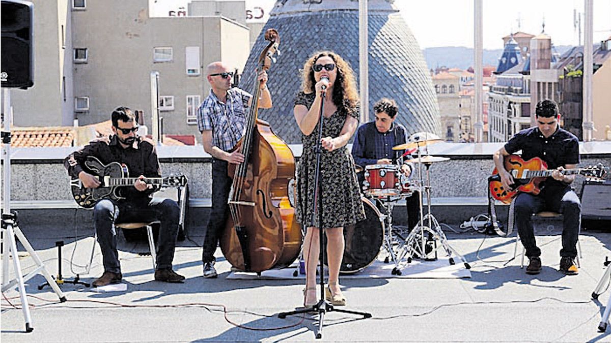 Rosario Granell con Swing Combo en la terraza del Ayuntamiento. | L.N.C.