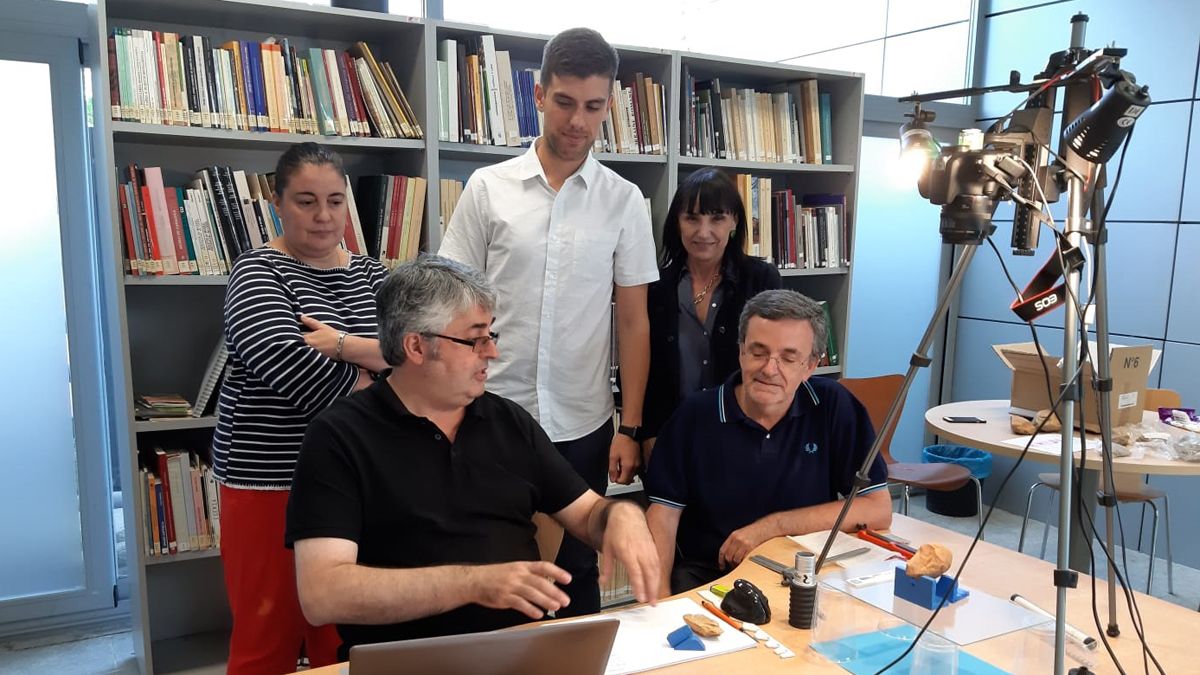 Imagen de la directora, alcalde y concejala de Cultura, presentando un proyecto de investigación reciente del Museo Marca.