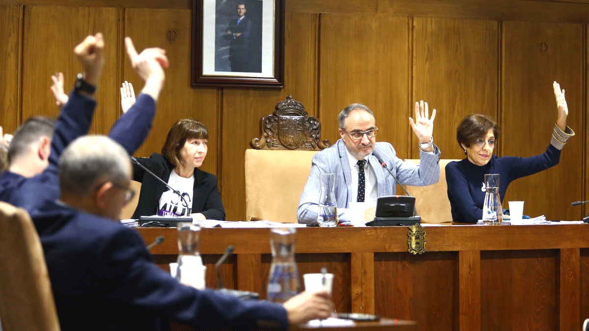 Imagen de archivo de votaciones en un pleno de Ponferrada. | Ical
